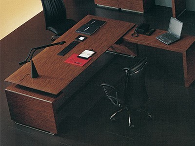 在眾多的辦公家具中的辦公桌的材質有哪些，辦公桌如何挑選